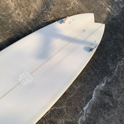 6surfboard 6’6” ツインザー　小さいFin付き　