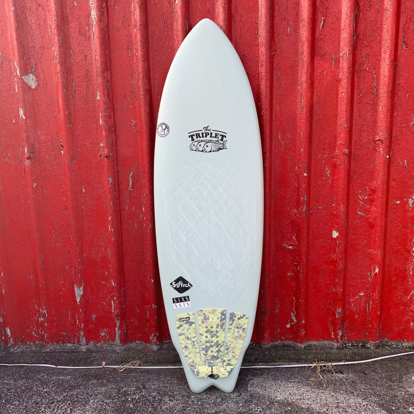 午前 1日サーフボードレンタル　ソフトボード ソフテック SOFTECH THE TRIPLET  FCS II TRI FIN 5’8 PALM  ザ・トリプレット