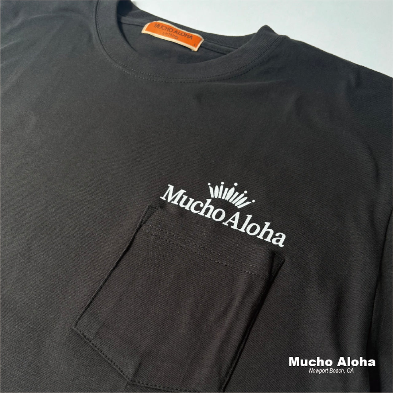 MUCHO ALOHA (ムチョアロハ) CROWN Logo S/S ポケット Tシャツ スミクロ MAT-PT003